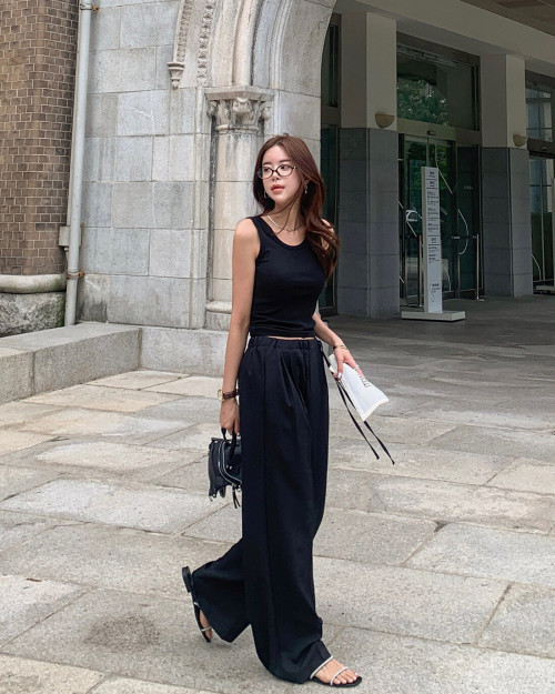 Áo hai dây phối quần đen