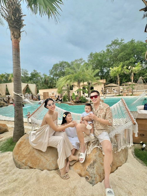 Quang Minh chăm sóc con