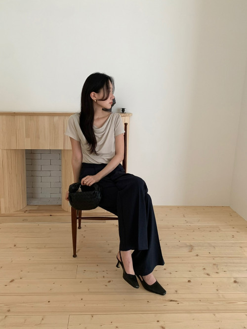 Áo màu be phối quần đen