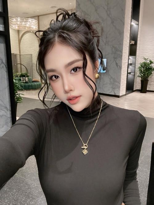 Khánh Chi đối mặt với bình luận tiêu cực