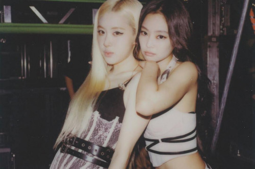 Jennie, Rosé (BLACKPINK) đang ảnh nhạy cảm gì mà xóa trong một nốt nhạc?- Ảnh 1.