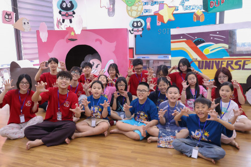 Học sinh tham gia hoạt động khám phá khoa học.