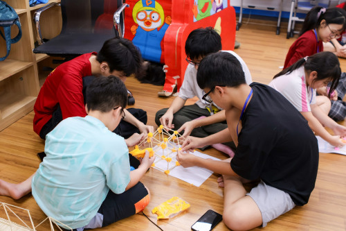 Học sinh tham gia hoạt động ngoài trời.