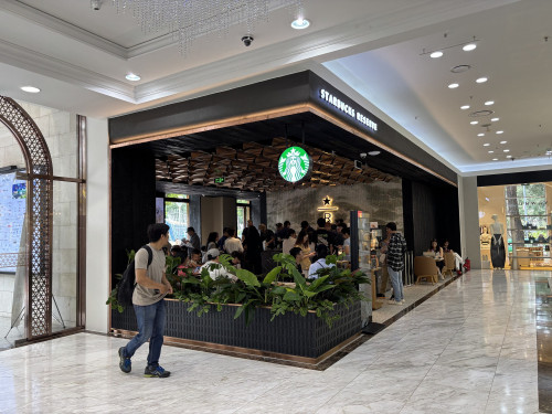 Cảnh tượng bắt ngờ xảy ra trong ngày khai trương Starbucks mới.