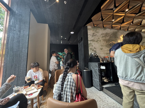 Đông nghịt khách trong ngày khai trương.