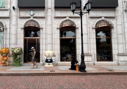Starbucks Reserve nằm ngay mặt tiền đường Lê Duẩn.