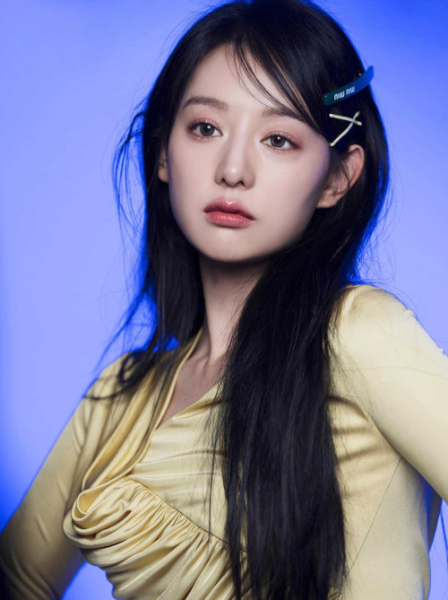 Kim Ji Won thời trang