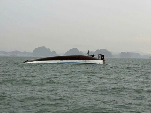 Cảnh tàu du lịch bị lật.