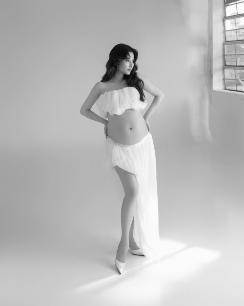 Diễm My xinh đẹp khi mang bầu