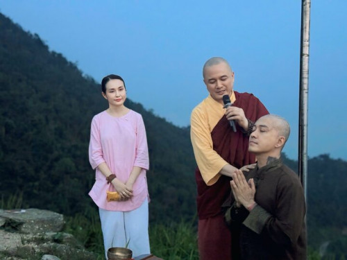 Tuấn Hưng cắt tóc để cầu bình an cho mẹ.