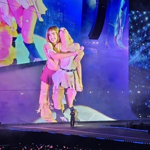 Tư thế của Lisa và Rosé
