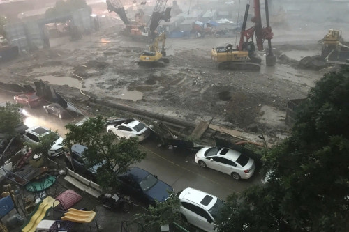 Cập nhật Hà Nội lúc này: Mưa giông kinh hoàng, "bão bủy" mặt mũi khiến xe máy đổ la liệt, nhiều đồ vật bị thổi bay trên đường- Ảnh 7.