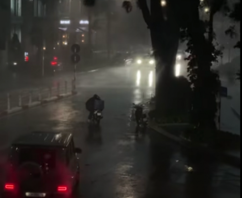 Hà Nội đón mưa dông dữ dội trong chiều nay.