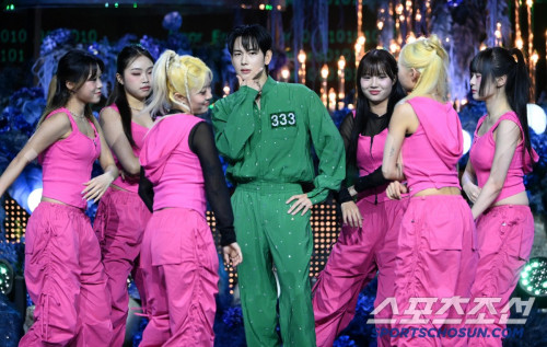 Im Si Wan trong tiết mục Squid Game