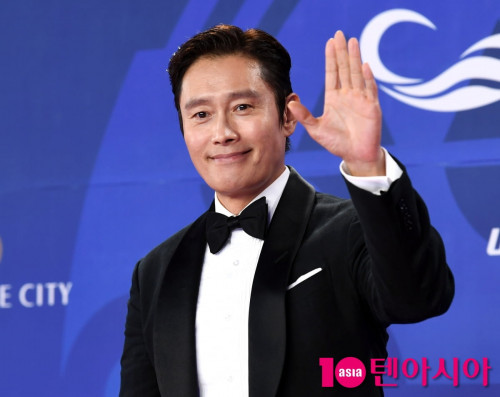 Lee Byung Hun tại lễ trao giải Rồng Xanh 2025