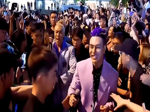 Lê Dương Bảo Lâm hoảng loạn vì bị fan nữ quá khích nhảy tới.