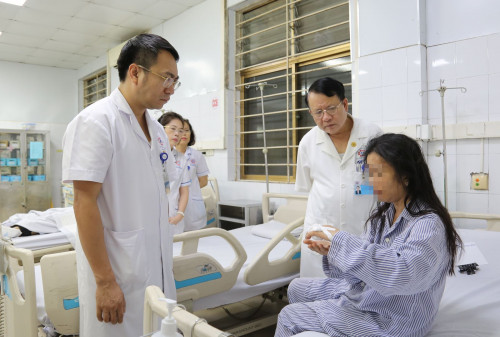 Bệnh viện Đa khoa Quảng Ninh bắt báo động, huy động 150 y bác sĩ cấp cứu các nạn nhân trong thảm họa lật tàu- Ảnh 2.