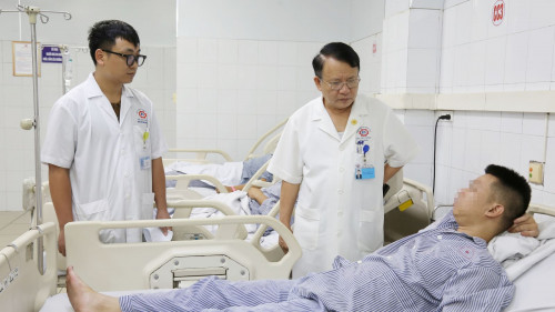 Bệnh viện Đa khoa Quảng Ninh bắt báo động, huy động 150 y bác sĩ cấp cứu các nạn nhân trong thảm họa lật tàu- Ảnh 1.
