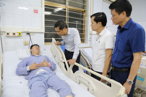 Bệnh viện Đa khoa Quảng Ninh bắt báo động, huy động 150 y bác sĩ cấp cứu các nạn nhân trong thảm họa lật tàu- Ảnh 3.