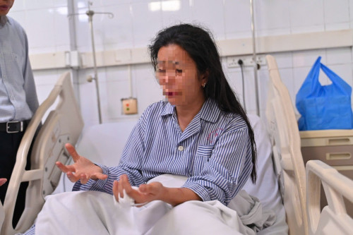 Vụ lật tàu ở Hạ Long: Lời kể của người mẹ đang tìm con và 2 con mất tích - Ảnh 1.