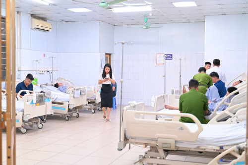 Vụ lật tàu ở Hạ Long: Lời kể của người mẹ đang tìm con và 2 con mất tích - Ảnh 3.