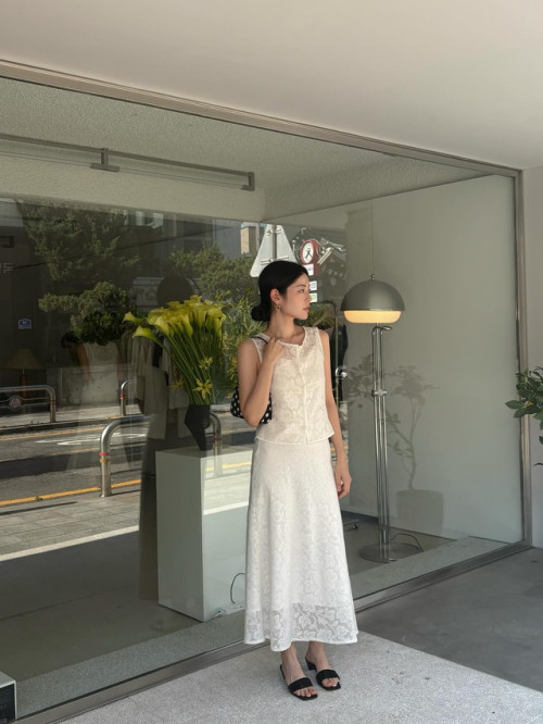 Áo blouse và chân váy dài.