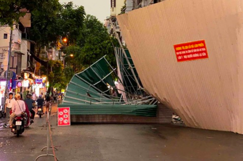 Hàng rào khu vực tòa nhà "hàm cá mập" bị đổ - Ảnh 1.
