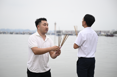 Cập nhật từ hiện trường vụ lật tàu ở vịnh Hạ Long.
