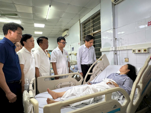 Lãnh đạo tỉnh Quảng Ninh thăm hỏi nạn nhân vụ đắm tàu du lịch, hỗ trợ kinh phí ban đầu. Ảnh: Đức Tuệ