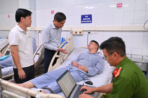 Vụ lật tàu ở Hạ Long: Lời kể của người mẹ đang tìm con và 2 con mất tích - Ảnh 2.