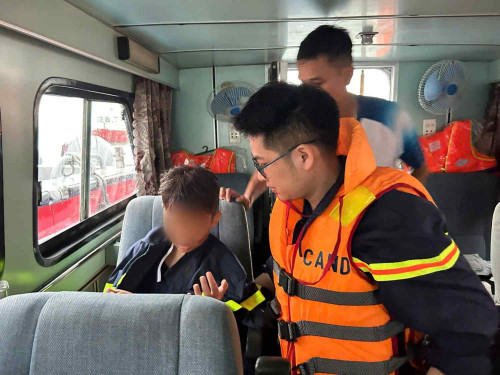 Bé trai 10 tuổi kêu cứu.