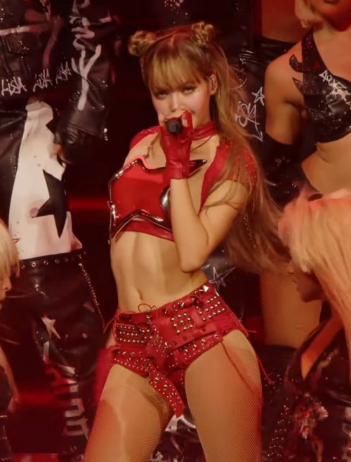 Trang phục của Lisa (BLACKPINK) - Ảnh 4.