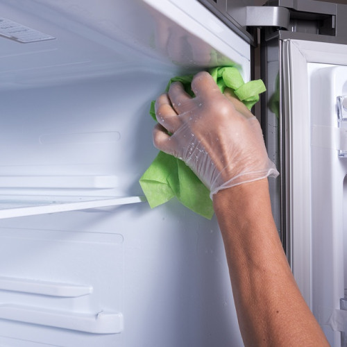 Làm sạch tủ lạnh với baking soda và giấm để loại bỏ 'độc tố'.