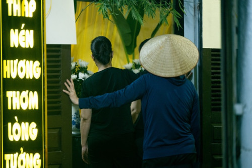Cảnh tàu lật trong không khí tang thương