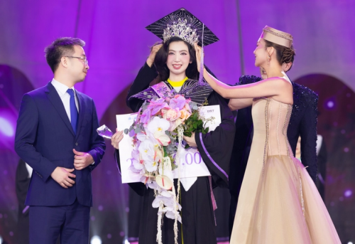 Trao vương miện cho tân Hoa khôi Sinh viên Việt Nam 2024.