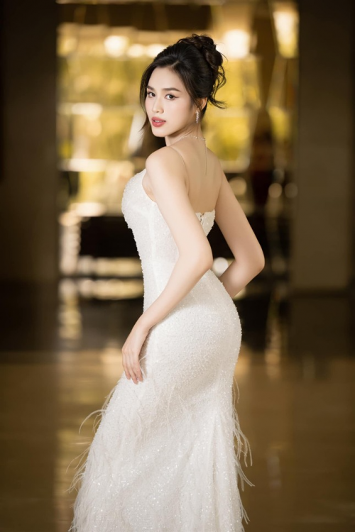 1 Hoa hậu Đỗ Thị Hà rời Sen Vàng