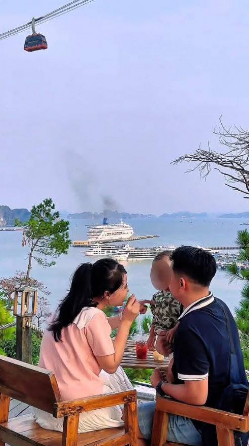 Gia đình nhỏ trong chuyến du lịch Hạ Long trước khi xảy ra vụ lật tàu khiến 35 người tử vong