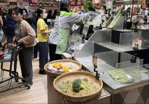 Siêu thị trống rỗng trước bão Wipha