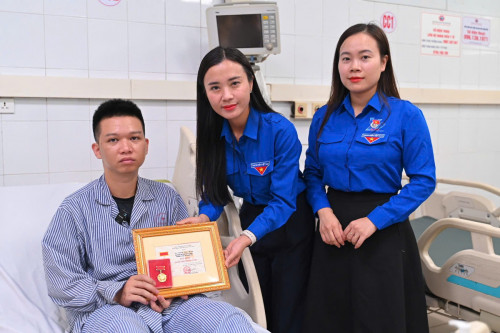 Trao Huy hiệu Tuổi trẻ dũng cảm