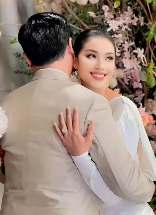 Cặp đôi Phạm Hương và Bobby Trần.