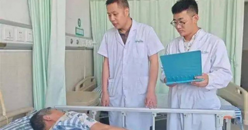 Người lên tầng đá giữa trời nóng 38 độ C, bà lão bị bỏng nặng