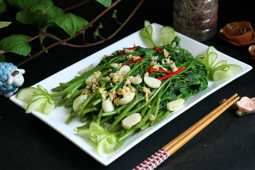 Món rau lang xào tỏi.