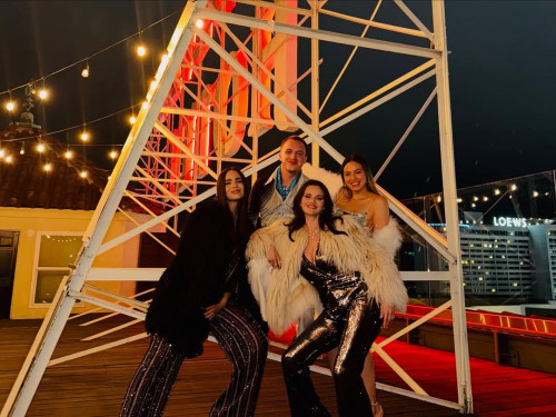 Selena Gomez bên bạn bè