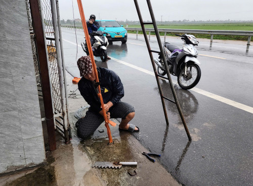 Người dân di chuyển vào khu vực an toàn