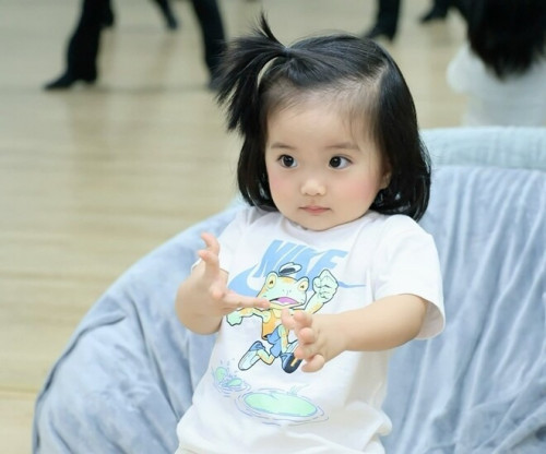 Lisa gây sốt vì quá xinh đẹp.