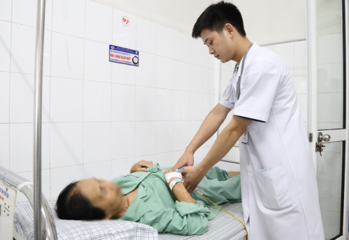 Bệnh nhân bị sỏi mặt và giun 15cm trong đường mật - Ảnh 1.