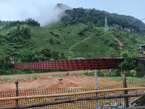 Cầu treo đứt cáp, xe chở cán bộ đi chết bão bị rơi xuống sông - Ảnh 1.