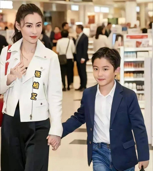 Hình ảnh gây sốt của Trương Bá Chi và con trai 7 tuổi- Ảnh 1.