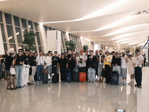 HIEUTHUHAI và 25 anh trai đổ bộ sân bay Mỹ - ảnh 1.
