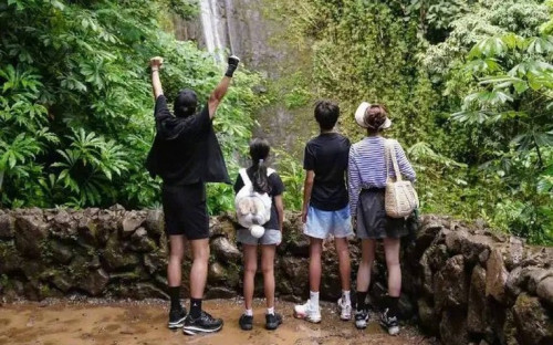 Tôn Lệ cùng con trekking xuyên rừng: Hình ảnh gia đình
